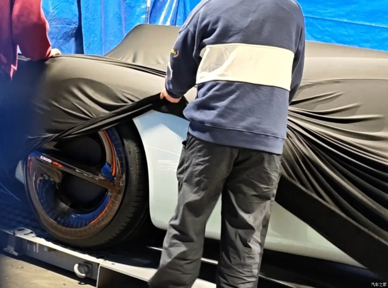 В Китае Xiaomi представил свой первый гоночный Vision GT, тизер перед MWC 2026.