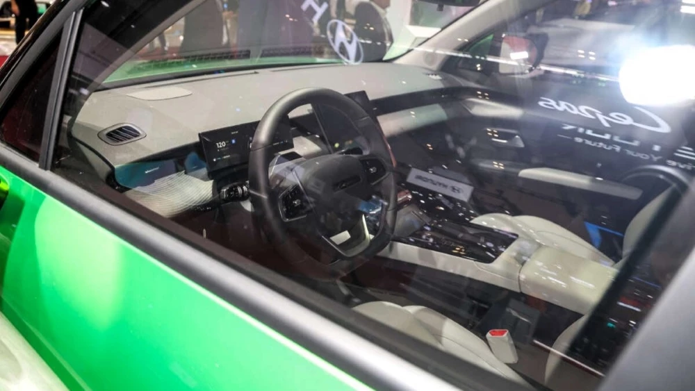 Кроссовер Lepus L4 интерьер в Индонезии