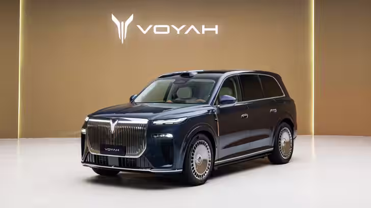 В России официально появится исполинский кроссовер Voyah с комфортом «Майбаха». Что о нем известно