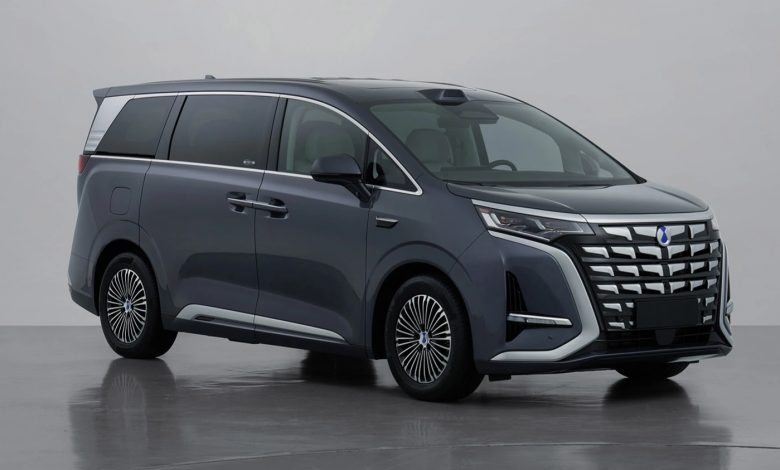 В Китае обновленный электромобиль BYD Denza D9 получил более мощный электромотор на 456 л.с. и буст на 148 л.с.