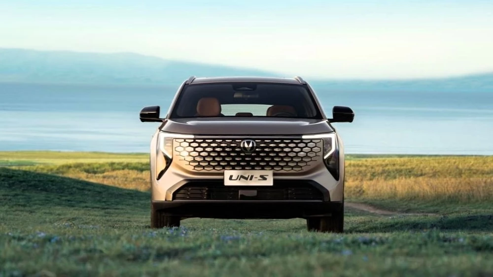 новый changan uni-s cs55 plus спереди анонс в россии