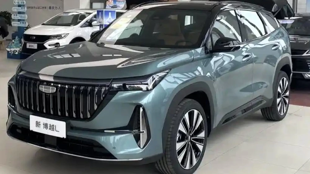 кроссовер Geely Atlas четвертого поколения спереди сбоку