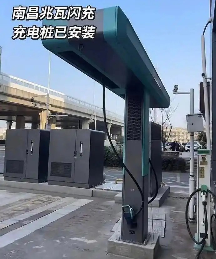 В Китае представлен новый мегаваттный зарядник BYD мощностью 1500 кВт и силой тока 1500 А.