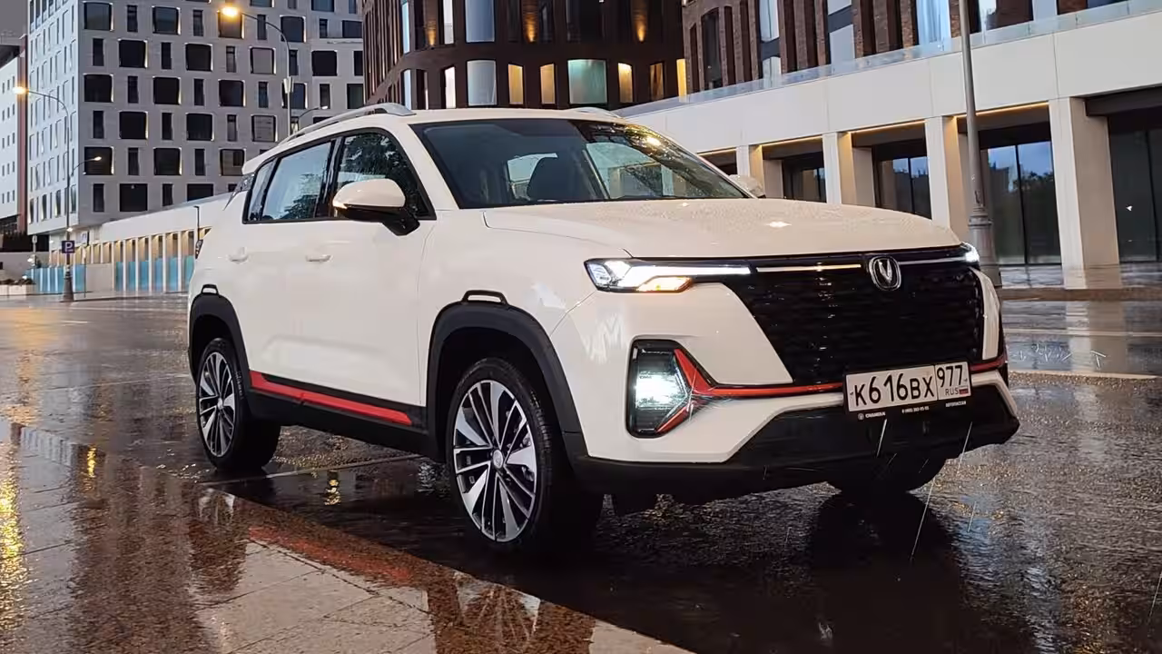 В России снижены минимальные цены на кроссоверы Changan и Uni за счет сокращения комплектаций.