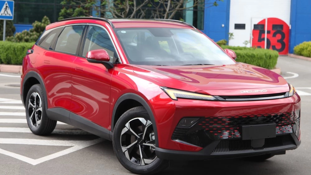 производство BAIC X55 в Калининграде Автотор Rubic′s Cube спереди сбоку красный