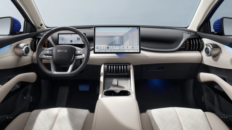 В Китае представлен BYD Atto 3 Evo с инновационной 800-вольтной системой, полным приводом и ускоренной зарядкой.