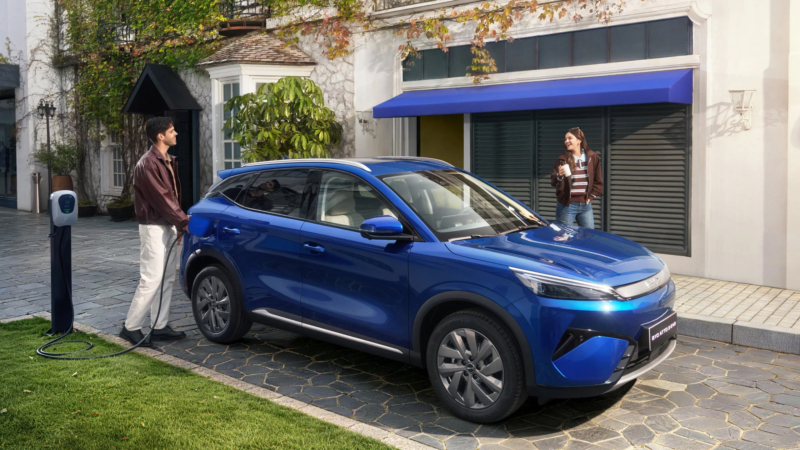 В Китае представлен BYD Atto 3 Evo с инновационной 800-вольтной системой, полным приводом и ускоренной зарядкой.