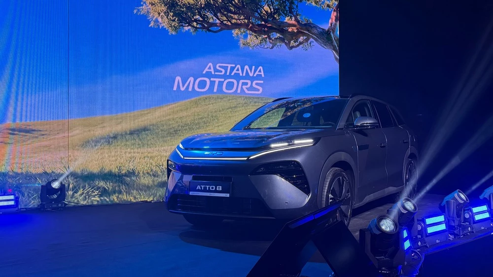 Гибридный кроссовер BYD Atto 8 на презентации в Казахстане сбоку спереди