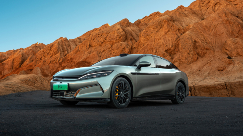 В Китае BYD Han L DM получил увеличение электрозапаса хода после обновления программного обеспечения.