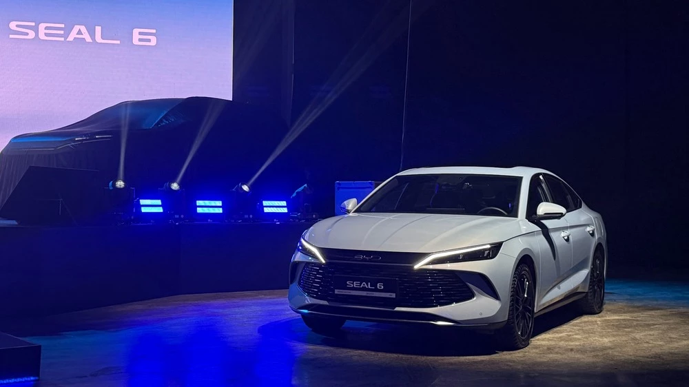 Гибридный седан BYD Seal 6 на презентации в Казахстане сбоку спереди