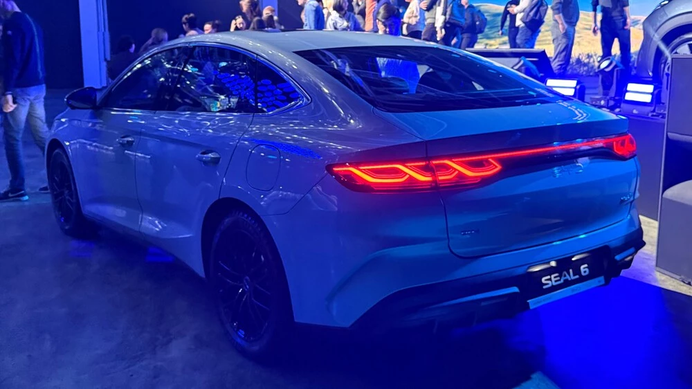 Гибридный седан BYD Seal 6 на презентации в Казахстане сбоку сзади