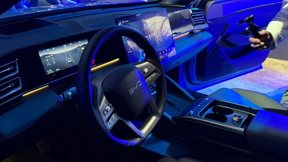 Гибридный седан BYD Seal 6 на презентации в Казахстане салон интерьер