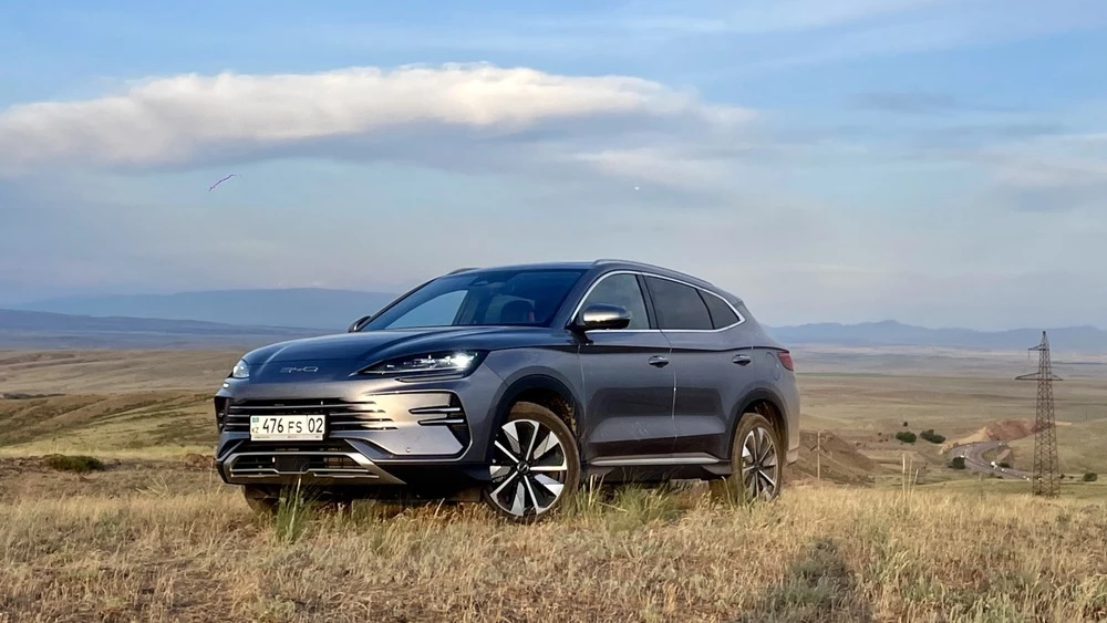 BYD Song Plus DM-i сбоку спереди