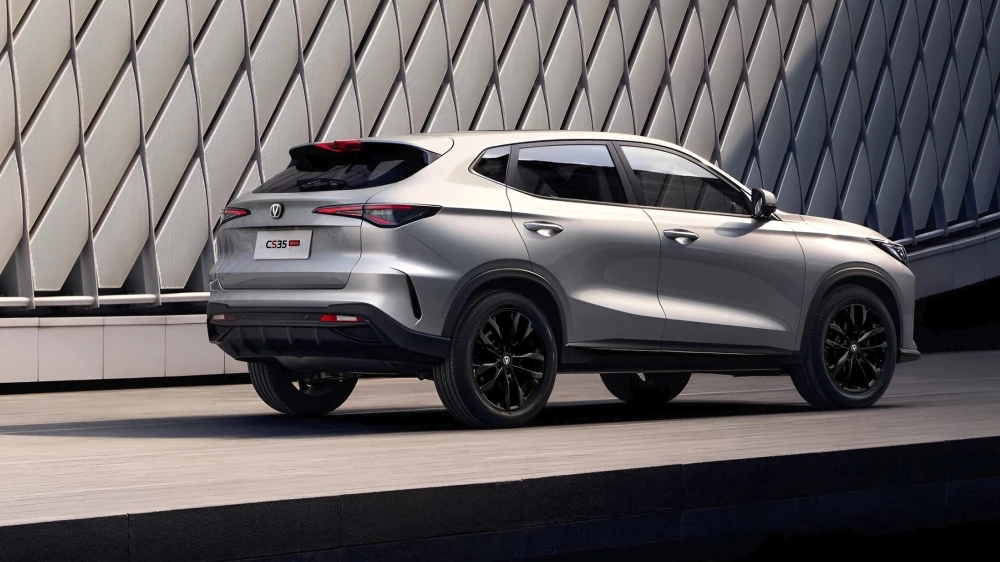 Changan CS35 Max сбоку сзади