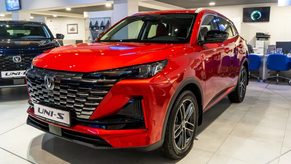 Changan Uni-S сбоку спереди у дилера в автосалоне фаворит моторс