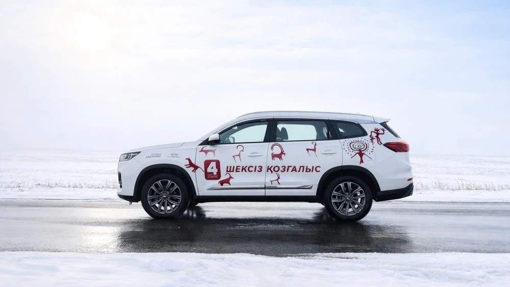 Chery C8 в Казахстане тест сбоку зимой на снегу