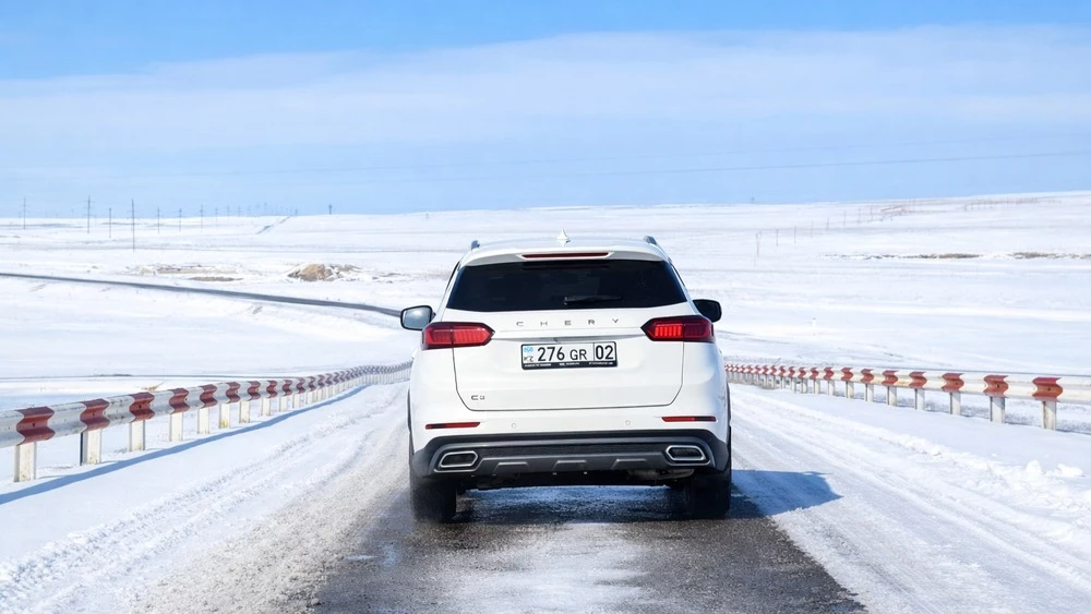 Chery C8 в Казахстане тест сзади в динамике зимой на снегу