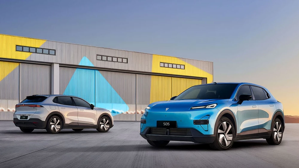 Кроссовер Deepal S05 сбоку спереди сзади