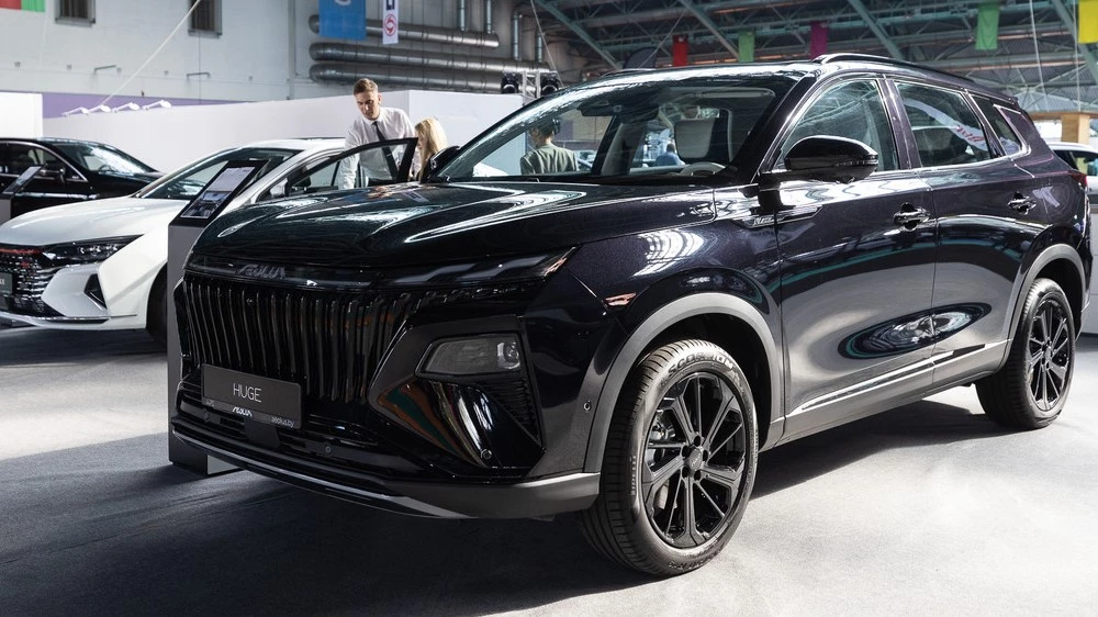 Кроссовер Dongfeng Aeolus Huge на выставке «АвтоЭкспо» 2023 сбоку спереди