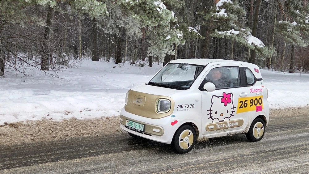 FAW Bestune Xiaoma в Беларуси сбоку спереди в динамике зимой