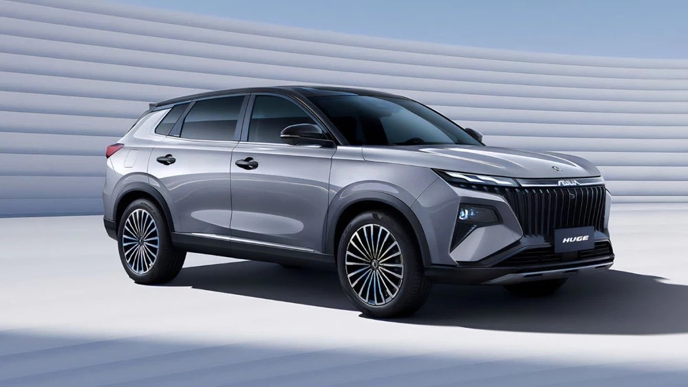 Обновленный кроссовер Dongfeng Huge 2026 в Беларуси сбоку спереди