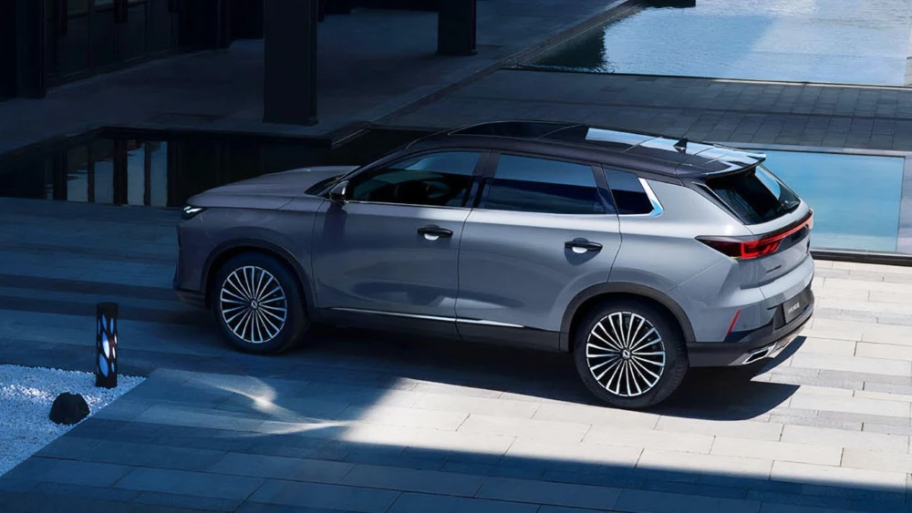 Обновленный кроссовер Dongfeng Huge 2026 в Беларуси сбоку сзади