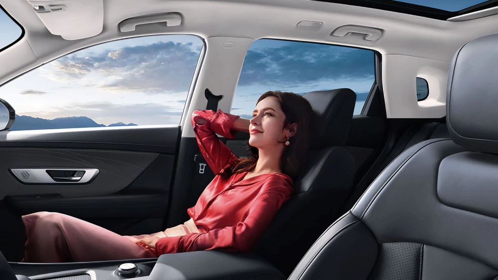 Обновленный кроссовер Dongfeng Huge 2026 в Беларуси салон интерьер девушка пассажир