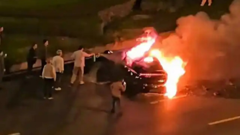 В Китае водитель Xiaomi погиб после аварии: двери не открылись из-за отказа электропитания.