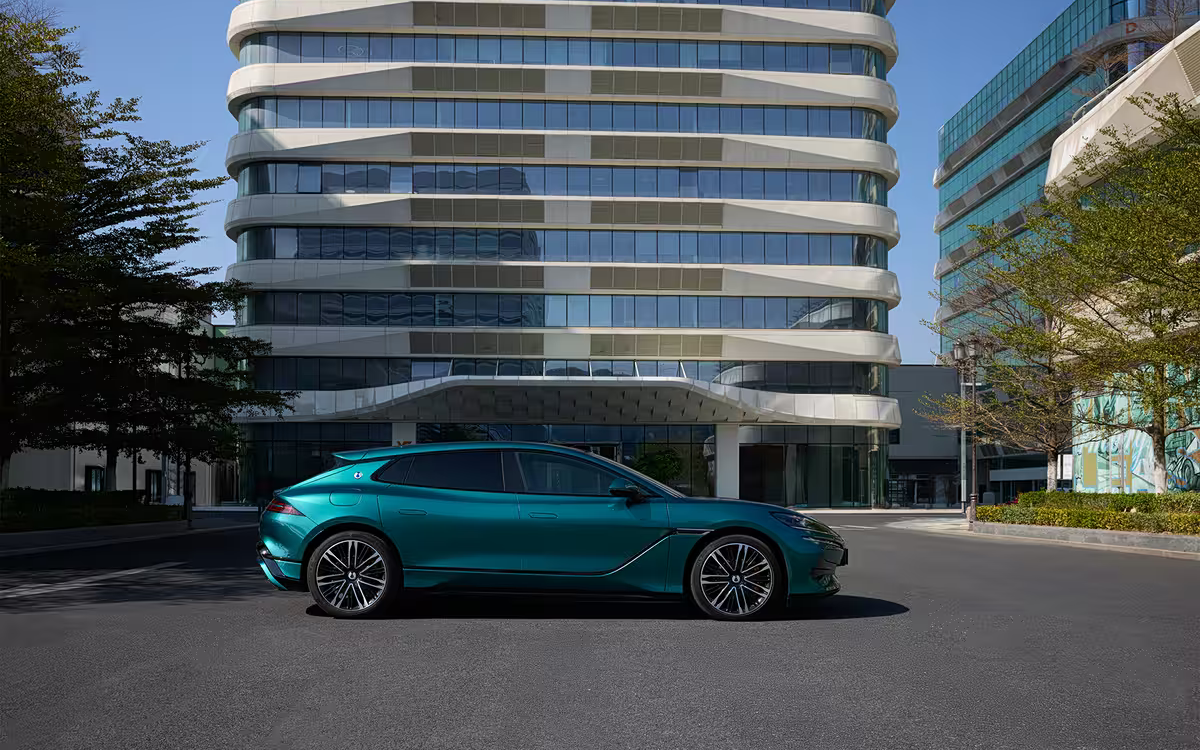 В Китае электромобиль Denza Z9/Z9GT впечатляет запасом хода до 1068 км и мощностью до 1140 л.с.