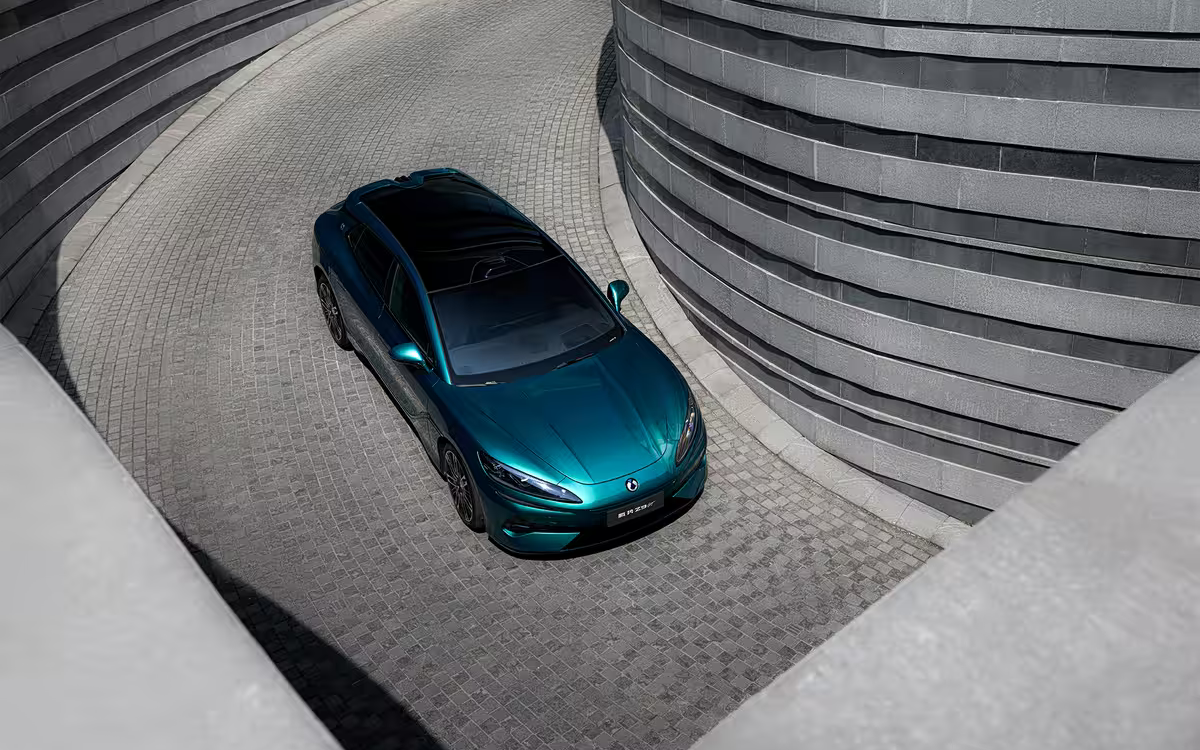 В Китае электромобиль Denza Z9/Z9GT впечатляет запасом хода до 1068 км и мощностью до 1140 л.с.