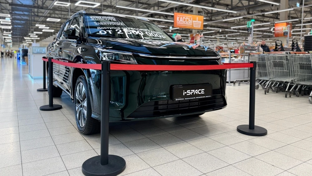 Кроссовер Evolute i-Space сбоку спереди ярославль торговый центр дилер