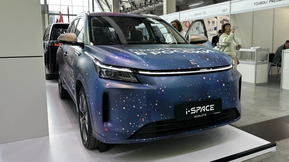 Гибридный кроссовер Evolute i-Space иннопром сбоку спереди