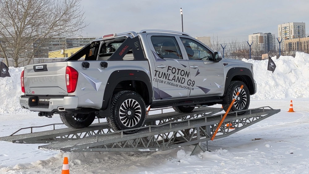 Foton G9 пикап в России презентация сбоку спереди тест на лестнице
