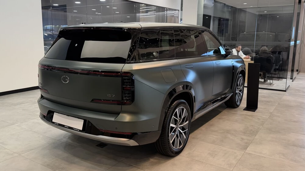 GAC S7 у дилера в автосалоне сбоку сзади