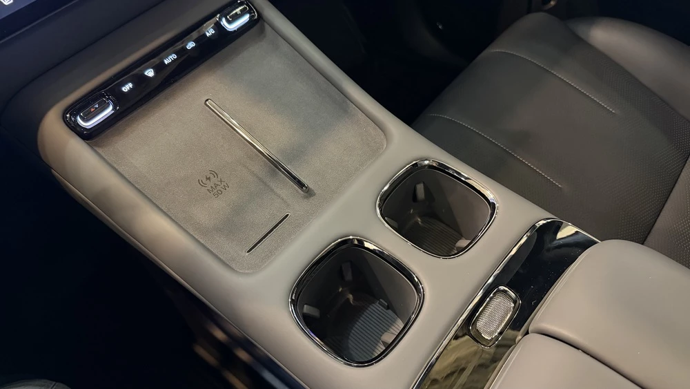 GAC S7 у дилера в автосалоне салон интерьер тоннель зарядка смартфона