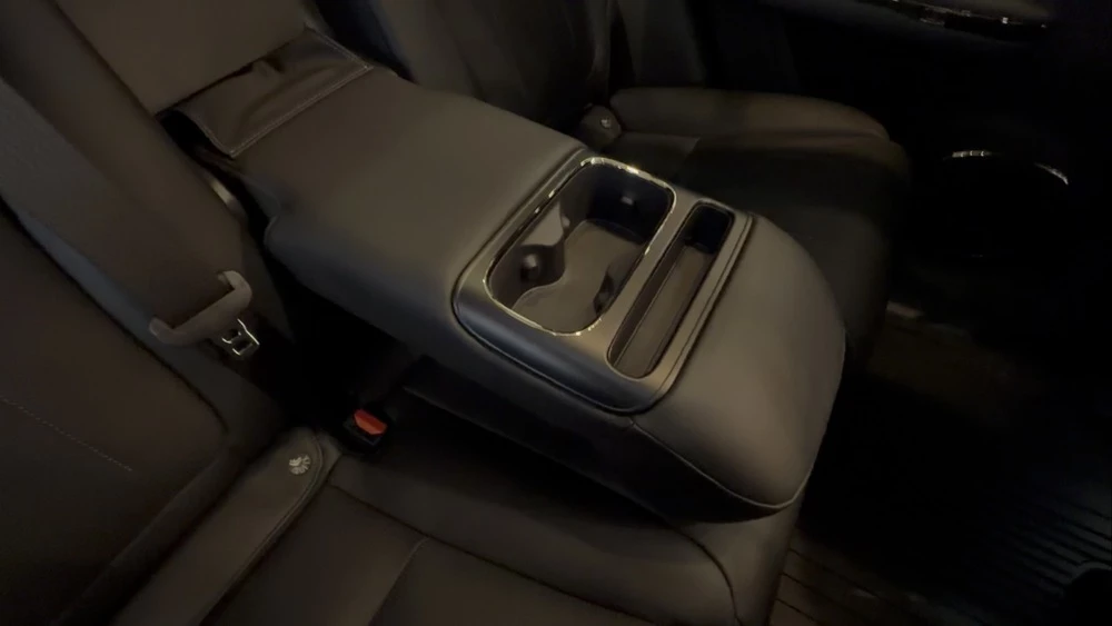 GAC S7 у дилера в автосалоне салон интерьер подлокотник