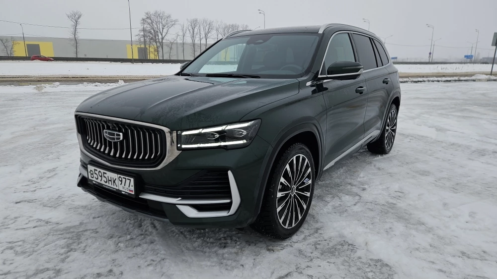 Geely Monjaro Flagship SE тест обзор сбоку спереди зимой