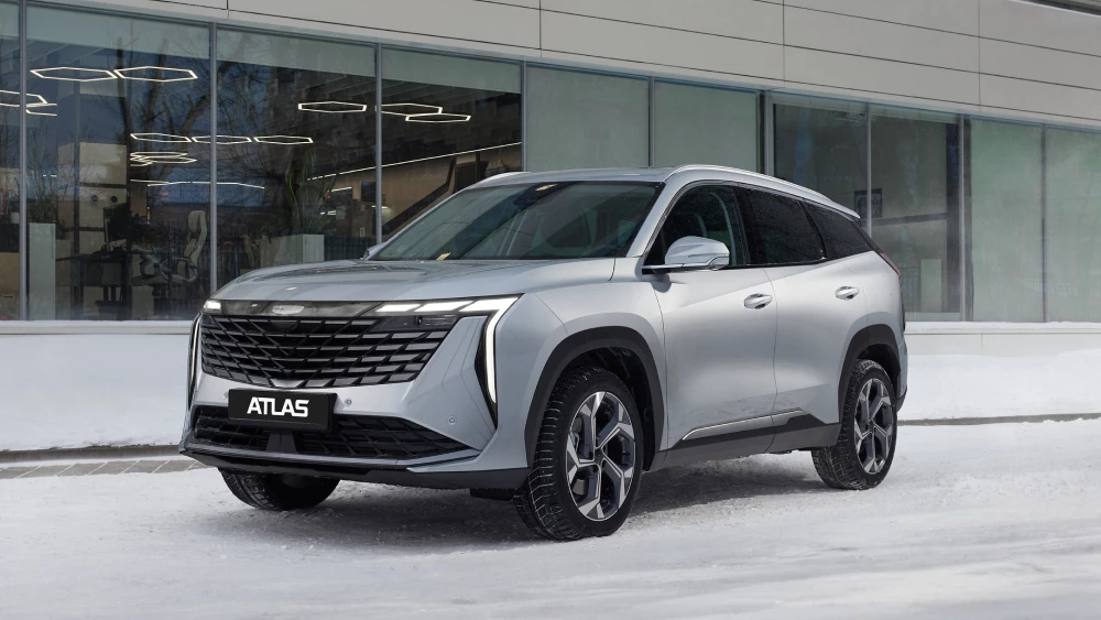 Новая версия кроссовера Geely Atlas с 1,5-литровым мотором сбоку спереди цена