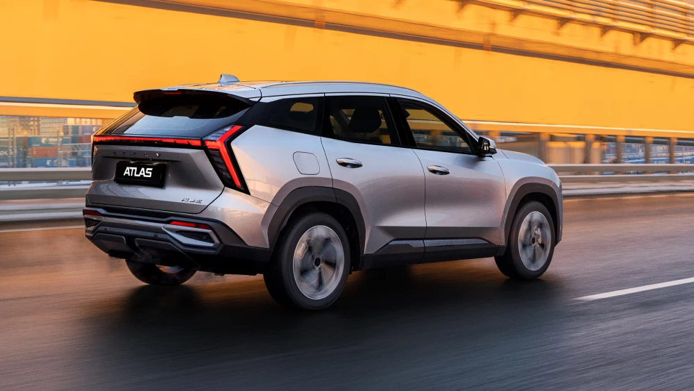 Новая версия кроссовера Geely Atlas с 1,5-литровым мотором сбоку спереди цена luury 2wd