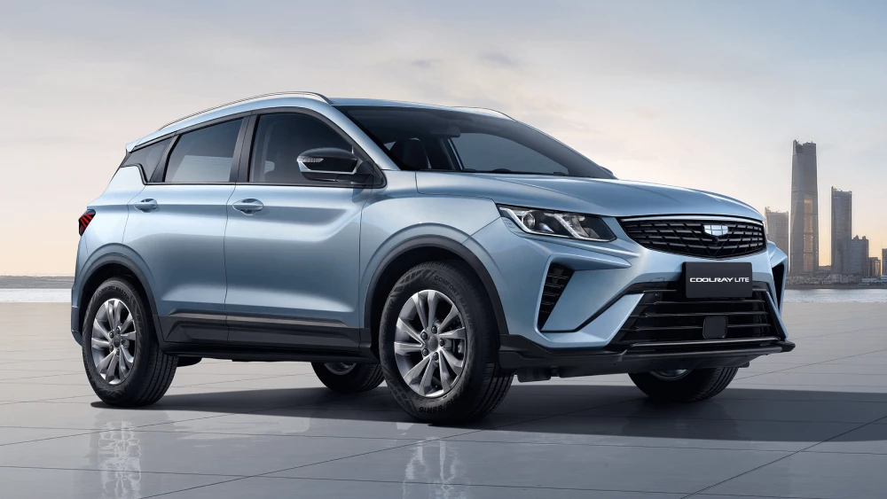 Geely Coolray получит атмосферный мотор и «автомат» для стран ЕАЭС кроссовер сбоку спереди голубой