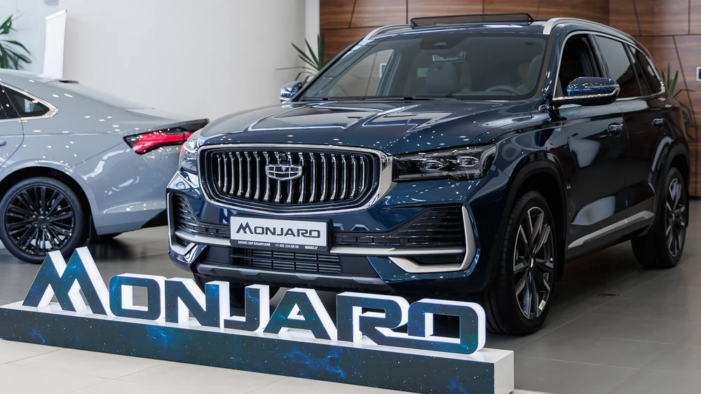 Geely Monjaro в автосалоне дилер бизнес кар сбоку спереди купить