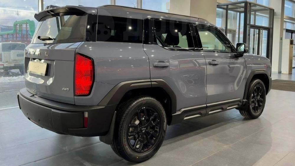 обновленный haval h3 у дилера в автосалоне регинас сбоку сзади