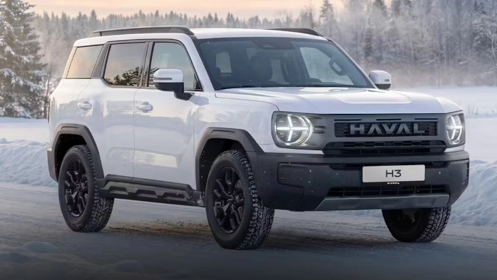 Кроссовер Haval H3 обновился и получил новый мотор в России сбоку спереди белый