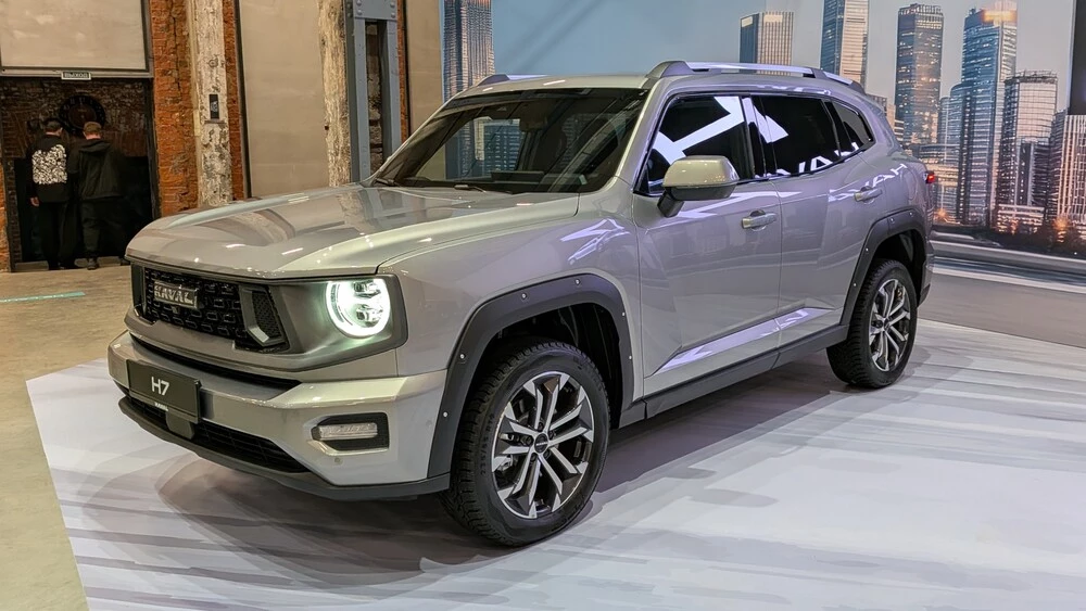 обновленный Haval H7 2026 года сбоку спереди