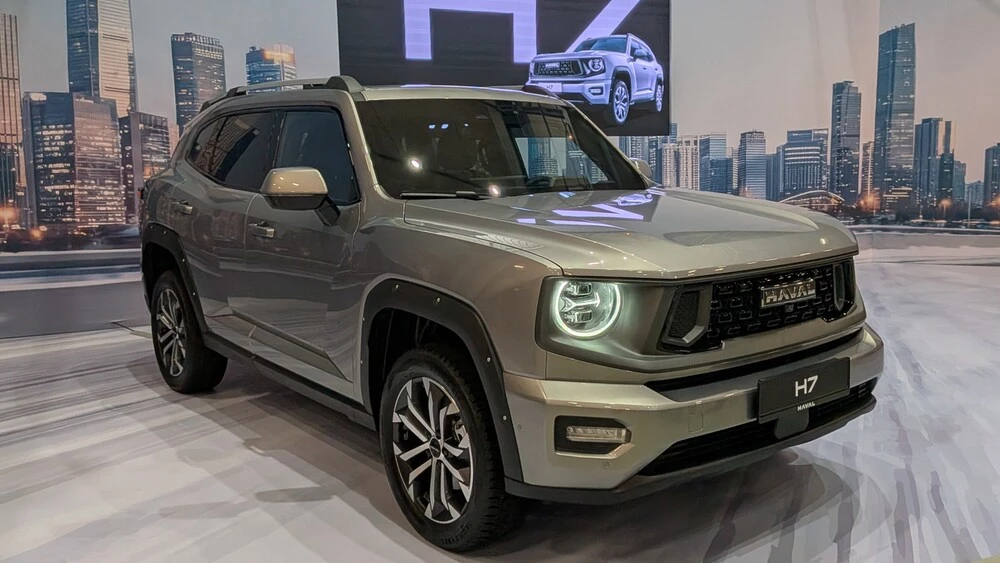 обновленный Haval H7 2026 года сбоку спереди