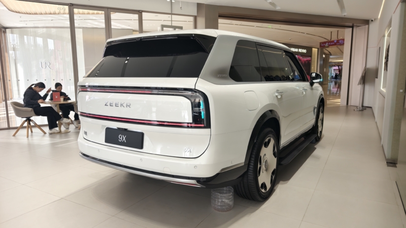 В Китае владельцы Range Rover и Bentley пересаживаются на Zeekr 9X, свидетельствуют сообщения.