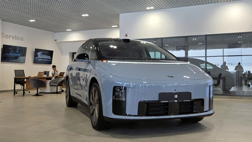 Электрический кроссовер Li i8 в Беларуси сбоку спереди