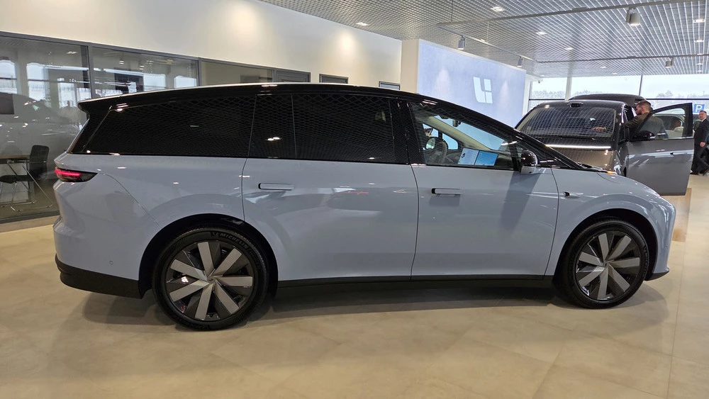 Электрический кроссовер Li i8 в Беларуси сбоку