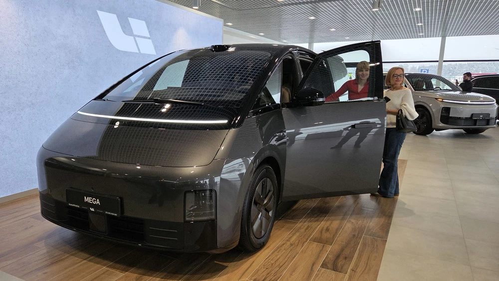 Электрический минивэн Li Mega в Беларуси сбоку спереди