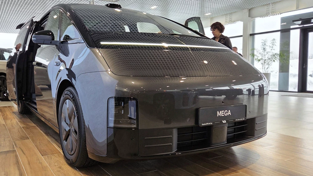 Электрический минивэн Li Mega в Беларуси сбоку спереди